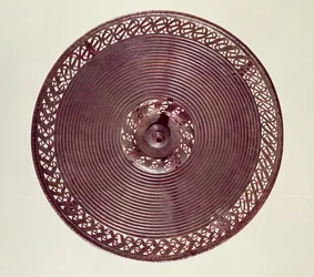 Vagnhjulsdekoration med genombruten bård, från Saint-Jean-sur-Tourbe, Marne (brons)